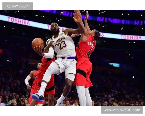 瞬间特写：詹姆斯追身大帽后振臂怒吼，点燃主场观众情绪